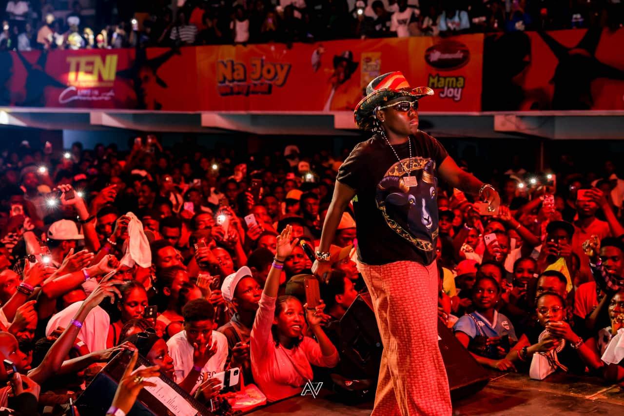 Teni and The Entertainers Live